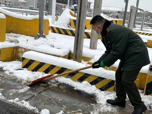 3唐县收费组织除雪保畅图片.jpg