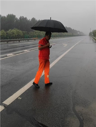 主任雨中巡查_副本.jpg 主任雨中巡查_副本.jpg