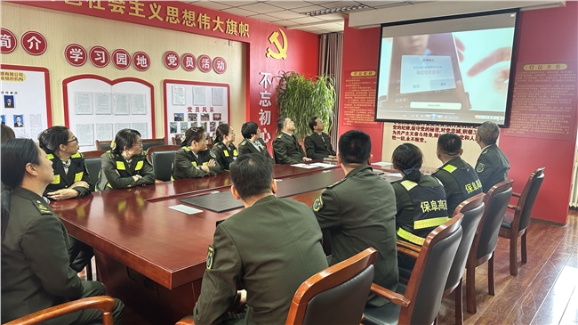 保定西收费站集中观看宣传片.JPG