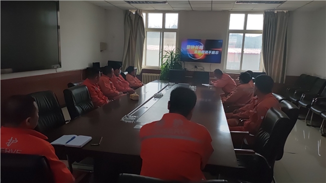 观看警示片.jpg